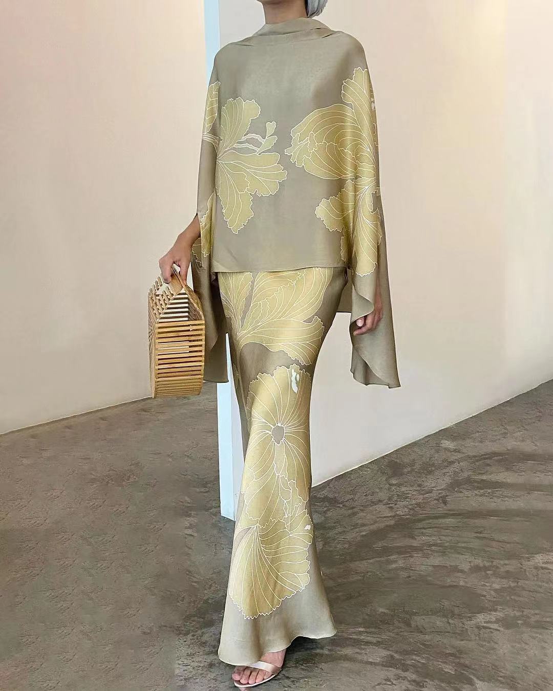 ALTHEA – COSTUM LARG IMPRIMAT ȘI STILAT