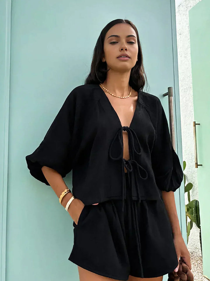 Set format din pantaloni scurți și bluză cu mânecă lungă, cu detaliu de fundă